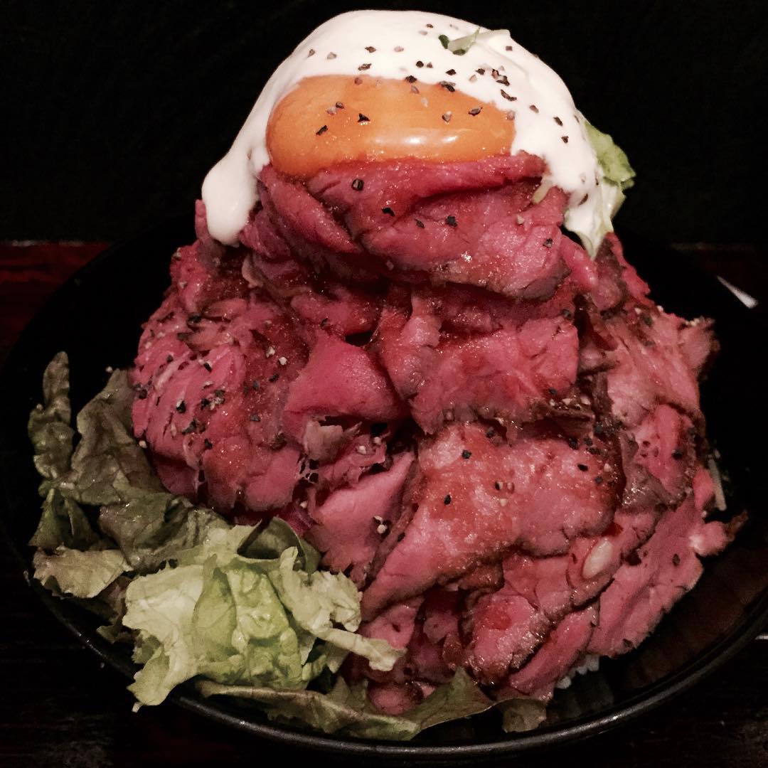 口水直流！山一樣高的牛肉+半熟溫泉蛋！東京烤牛肉丼三選 Red Rock
