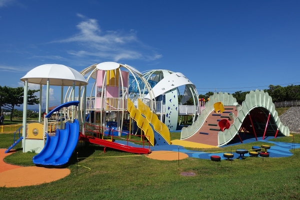 命の卵」大型滑梯複合遊樂設施：平和祈念公園