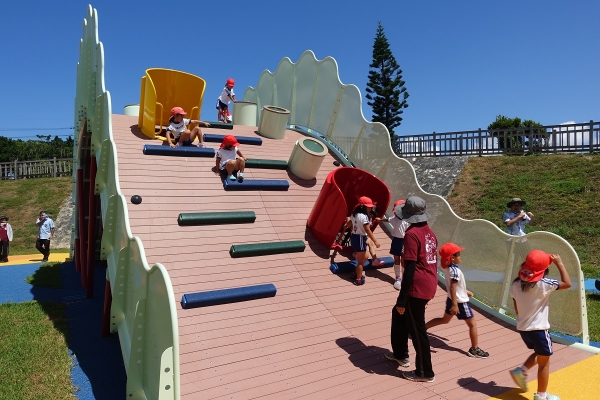 命の卵」大型滑梯複合遊樂設施：平和祈念公園