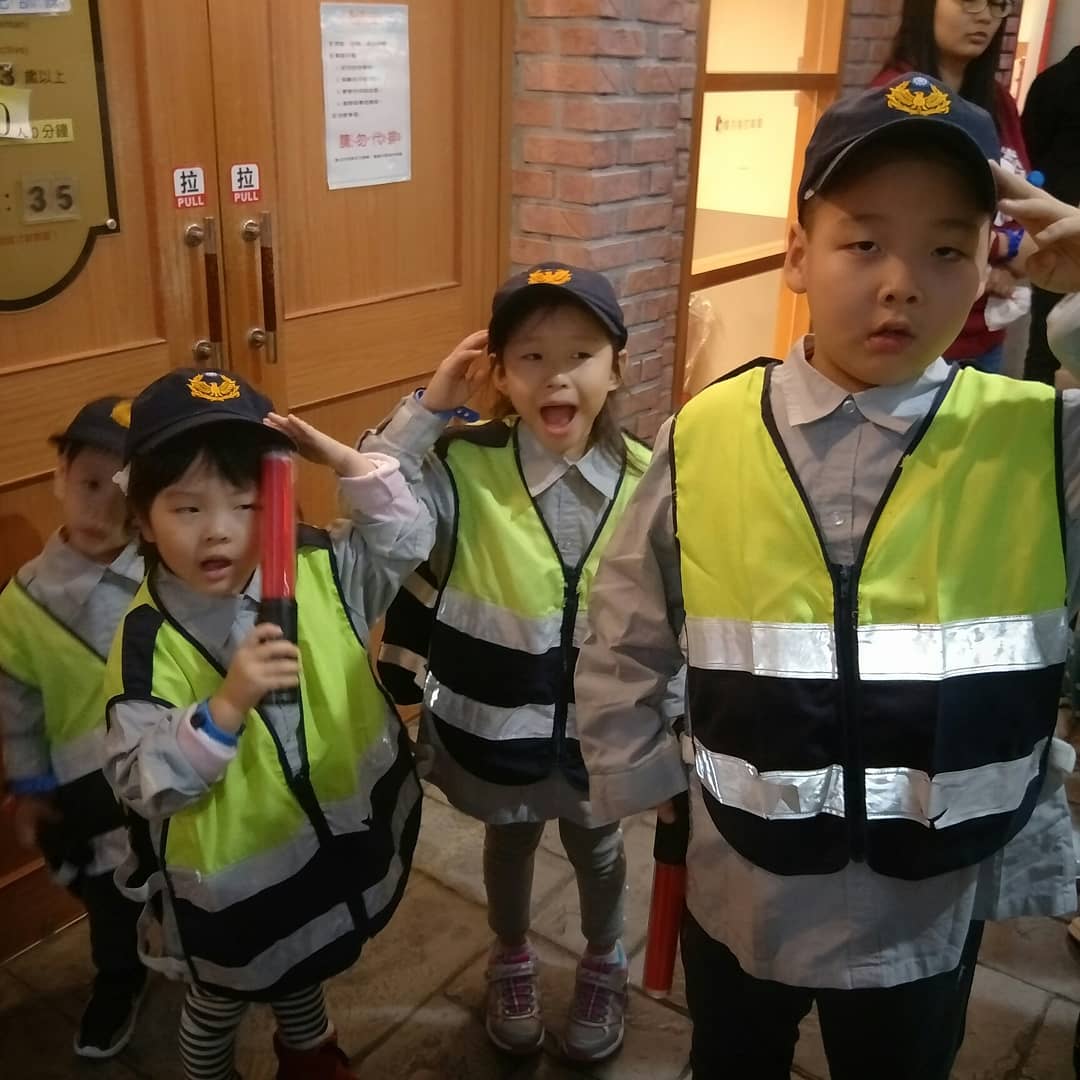 台灣babyboss 職業體驗任意城 台北親子遊 職業體驗 警察 交通警察