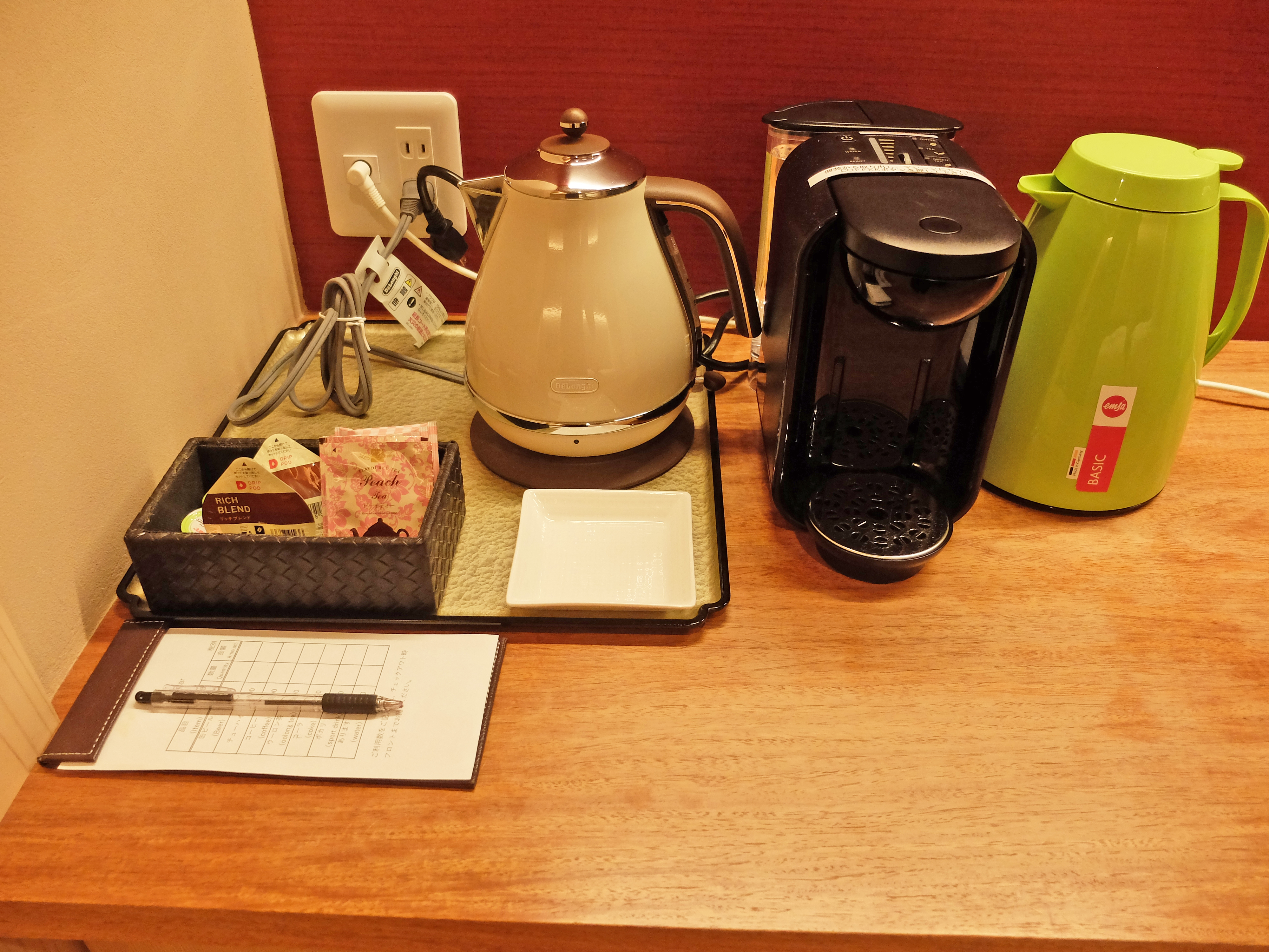 房間內準備了咖啡機、電熱水壼、保溫瓶、茶包、咖啡｜有馬溫泉SPA TERRACE 紫翠（Shisui｜スパ テラス 紫翠）有馬溫泉 有馬溫泉旅館 有馬溫泉酒店 有馬溫泉飯店 有馬天然溫泉 Arima Onsen 有馬温泉