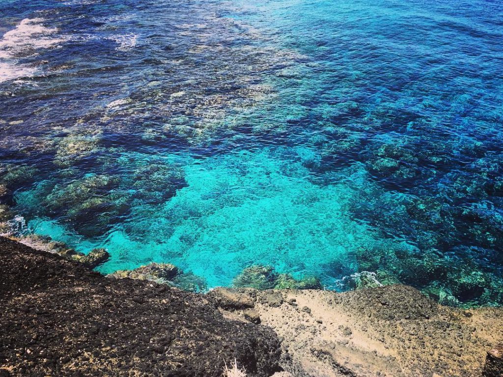 綠島三大潛水區之一的大白沙海水湛藍，是台灣綠島最大的沙灘，綠島潛水客穿梭於五彩繽紛的礁岩之間的浪漫體驗