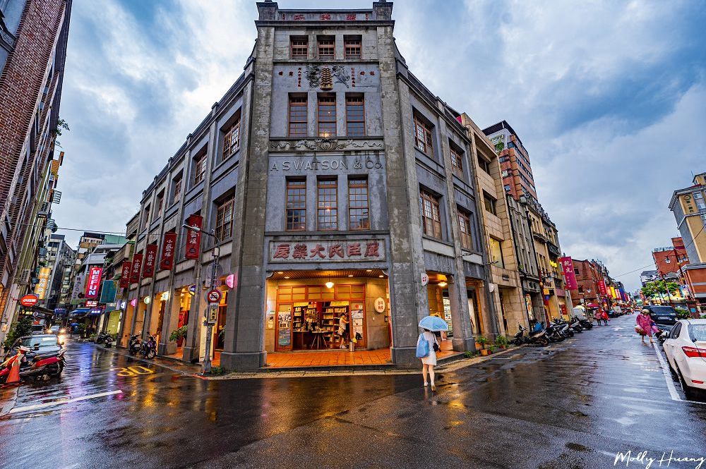 台北好去處的購物天堂在大同區商圈內的迪化街的老建築裡買得到現代流行，也買得到古早人情味，夜市小吃至今則仍然蓬勃