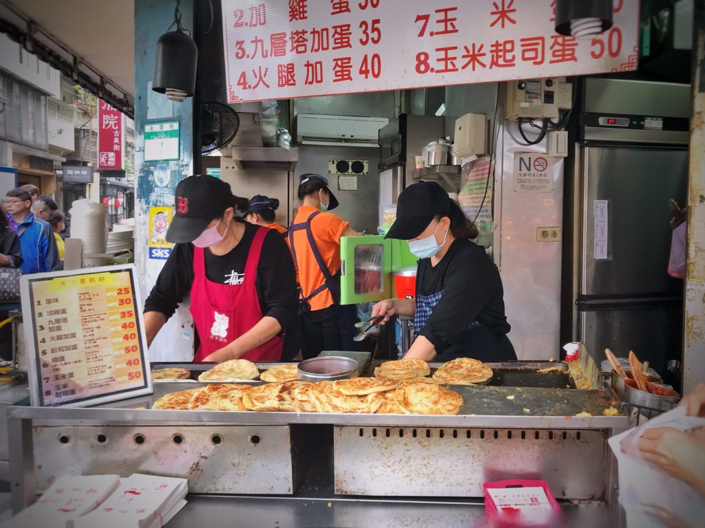 台北的美食商區永康街有很多隠藏美食小店，除了永康街夜市， 天津蔥抓餅就很適合作為永康街美食一日遊的起點