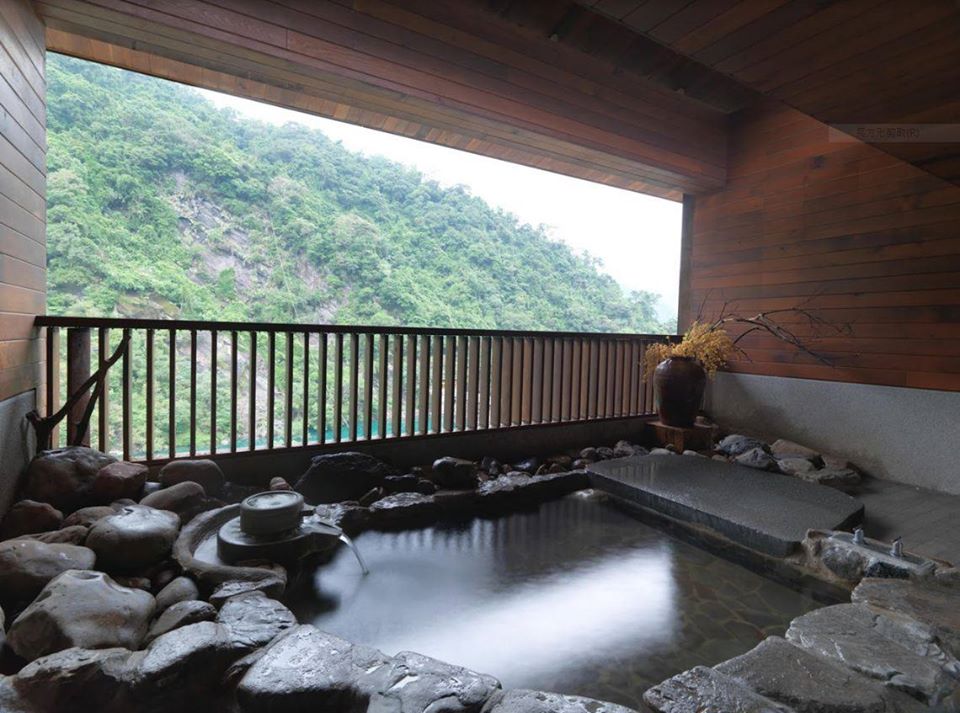 台北溫泉一日遊自由行必去烏來溫泉，烏來璞石麗緻溫泉會館設有著擁抱山林美景的主題湯屋