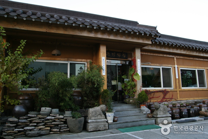 首爾必食美食醬油蟹米其林一星名店「大瓦房」位於三清洞在往三清洞的路上，傳統韓屋古色古香、門旁還有古早味十足的醬甕，非常吸睛。