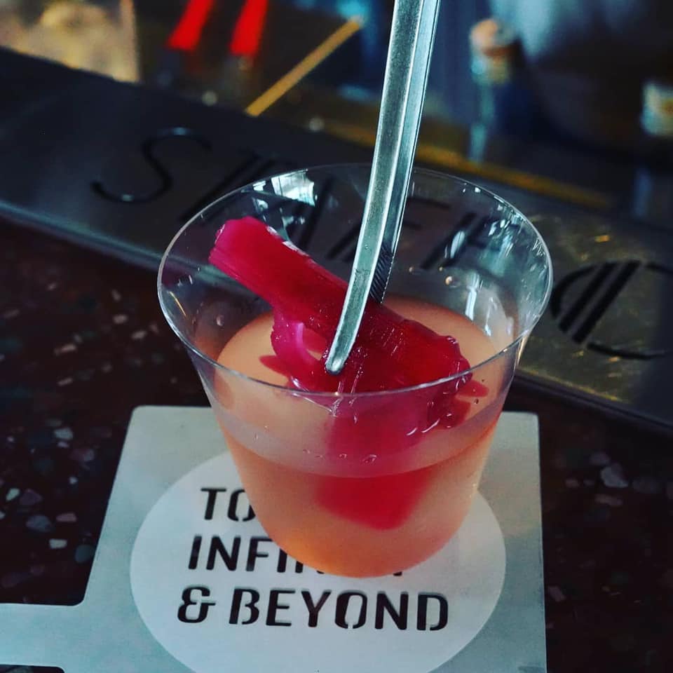 如果想要去台北新酒吧To Infinity and Beyond一探究竟，不妨先預約座位，以免在太空艙門外等候太久喔。