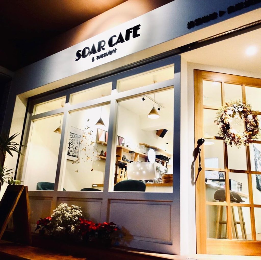 隱身羅東小巷弄的宜蘭羅東美食「綠羽咖啡」是寵物友善的咖啡廳，結合了咖啡師老闆和甜點師老闆娘的心思