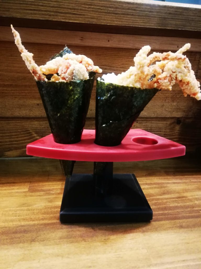 羅東必吃日式料理店「乙森食堂」招牌軟殼蟹手卷酥脆口感搭上特製的黃芥末醬，宜蘭自由行不能錯過的美食