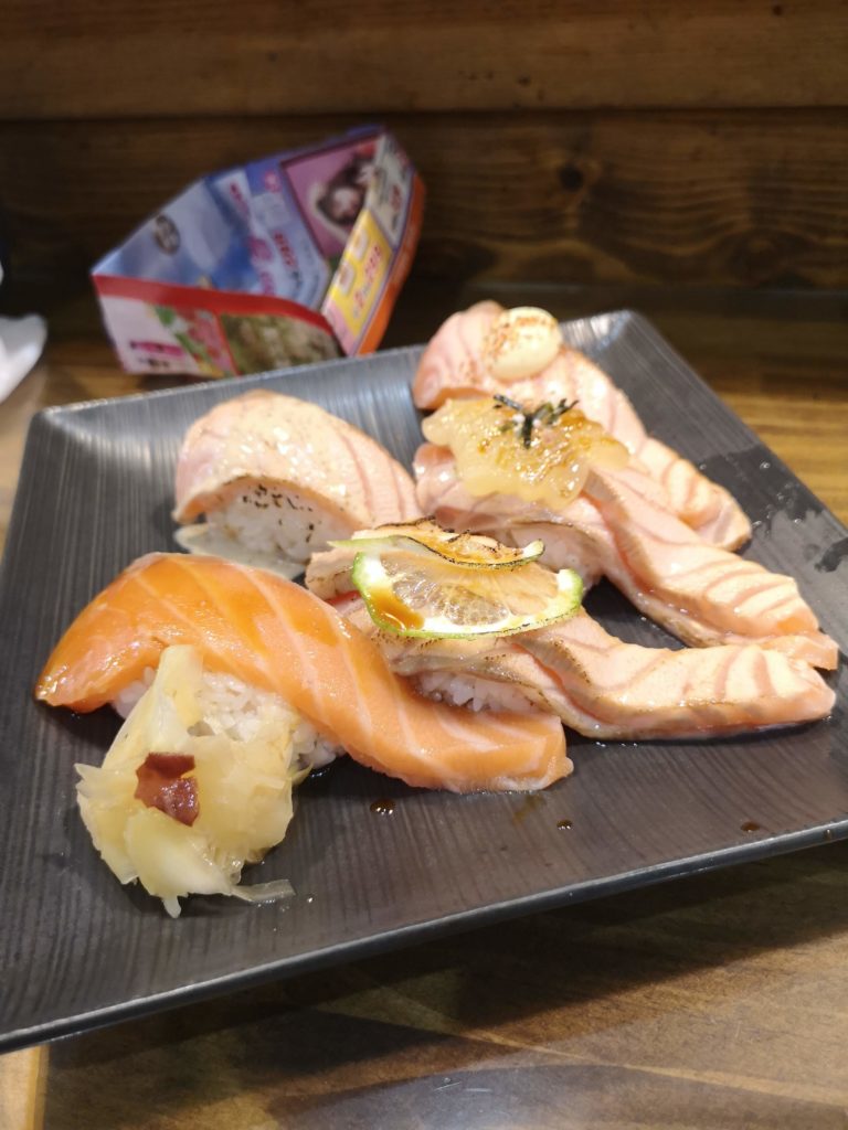 宜蘭羅東必食推介「乙森食堂」的鮭魚握壽司，老闆會幫你製作五種不同口味的鮭魚壽司，焦糖炙燒的口感超讚！