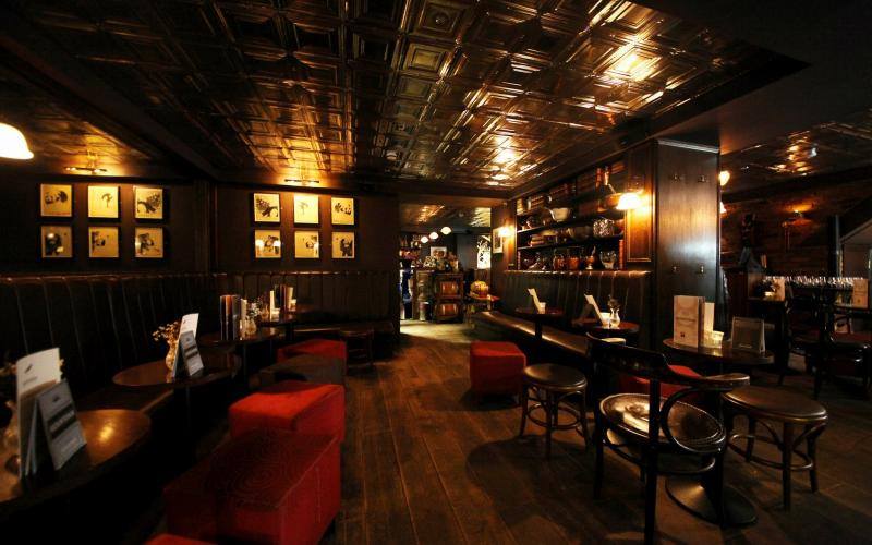 首爾夜生活必去酒吧推薦清潭洞酒吧Alice Cheongdam以愛麗絲夢遊仙境為主題；帶著奇幻的色彩，又有點紳士酒吧的模樣