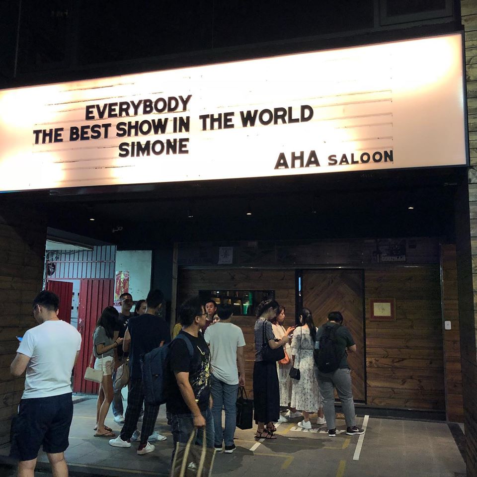 台北酒吧 AHA SALON 甫入圍2019亞洲五十大酒吧的AHA SALON，有冠軍調酒師坐鎮，一開業便成為聲名大噪，店門口總是不乏排隊人潮。