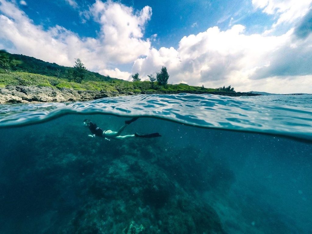 墾丁潛水好去處萬里桐的海岸景觀盡是礁石，是熱爆一時的電影《海角七號》的阿嘉偷閒看海游泳的拍攝場景