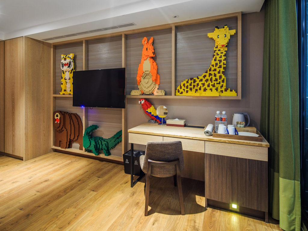 以諾亞方舟故事為藍圖，礁溪兆品酒店運用萬片積木拼出可愛動物的房間設計，是宜蘭親子遊入住礁溪溫泉酒店的首選