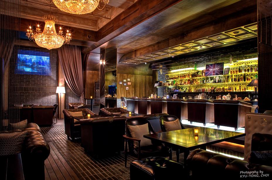 首爾好去處必去有冠軍調酒師的清潭洞酒吧Le Chamber ，是亞洲五十大酒吧​，有著美國2、30年代 Speakeasy 裝潢風格