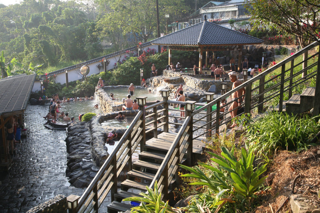 台灣四大溫泉之一的北投溫泉是台北溫泉即日來回的好地方，位於北投公園內的北投露天溫泉是露天的男女混浴溫泉
