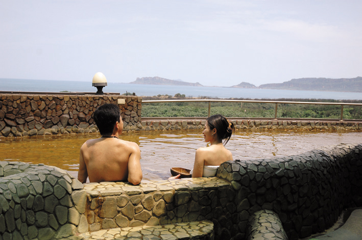 台北溫泉一日遊自由行必去金山溫泉，擁有特色溫泉黃金之湯，海底溫泉，是台北去浸溫泉即日來回的好去處