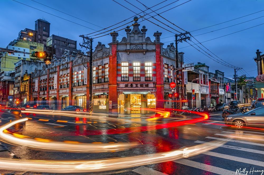 台北購物好去處在大同區商圈內的迪化街是臺北市現存最完整也最具歷史意義的老街之一，為台北購物台北買衫的新選項