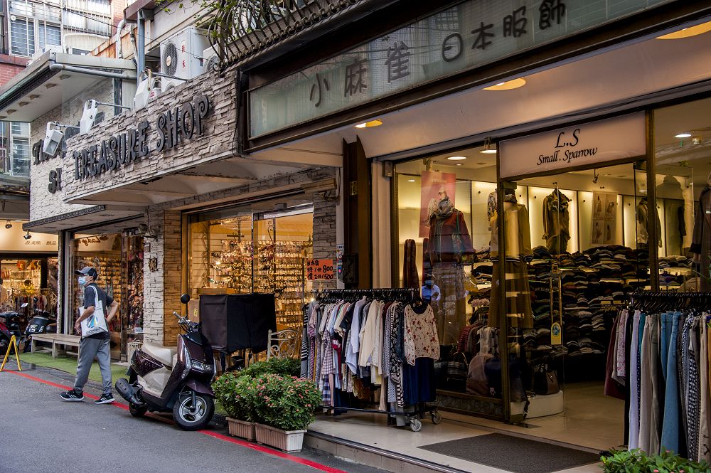 台北購物好去處在台北車站後站批發街算是走平價路線，也適合姊妹們一起來，數量多更便宜，在台北買衫要買得好也要買得便宜