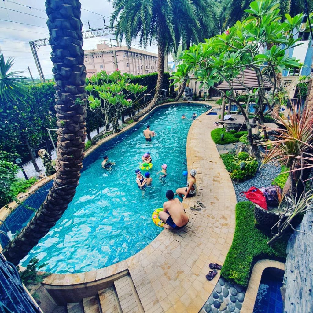 宜蘭的礁溪溫泉區的麗翔溫泉客棧是礁溪老字號的飯店，曾榮獲《日本集英社》評鑑為「世界前五十名最佳溫泉旅館」