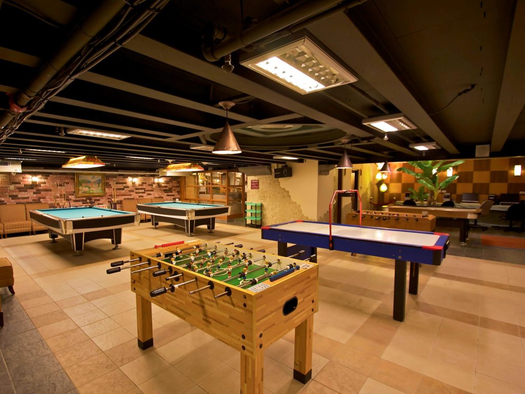 礁溪溫泉區的麗翔溫泉酒店亦設撞球室、乒乓球室、兒童遊戲室、電玩區等多樣化的設施，大人小孩都可以同樂