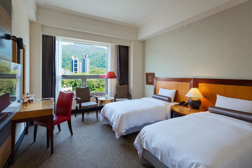 宜蘭的礁溪溫泉區的麗翔溫泉酒店套房擁有大觀景窗，視野面礁溪公園及雪山山脈，景觀和泡宜蘭溫泉的住宿推介