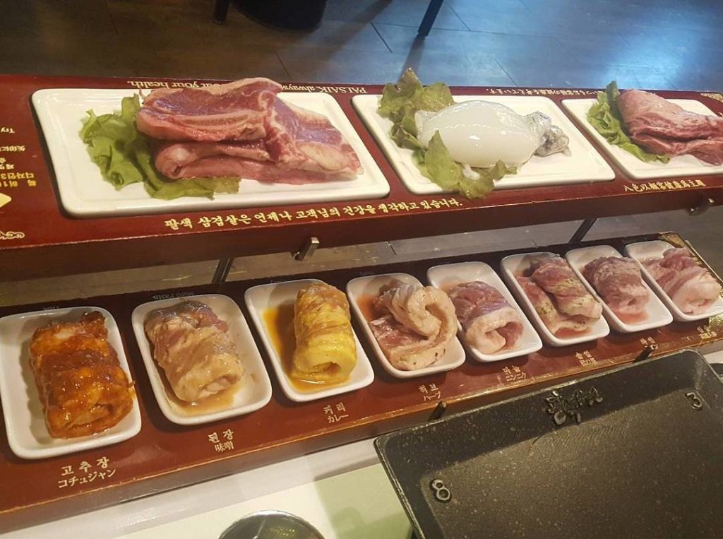 明洞必食推介「八色烤肉」一次就能品嘗到8種口味的五花肉烤肉的明洞燒肉店，是來首爾自由行不能錯過的首爾美食