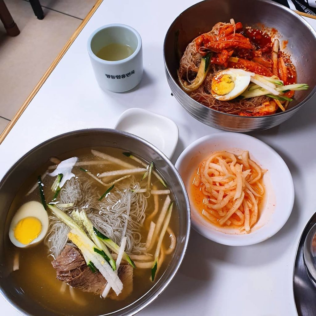 首爾明洞美食推介韓式冷麵館「明洞咸興麵屋」，共有三款冷麵，包括生魚片、熟肉和水冷麵，首爾自由行必食