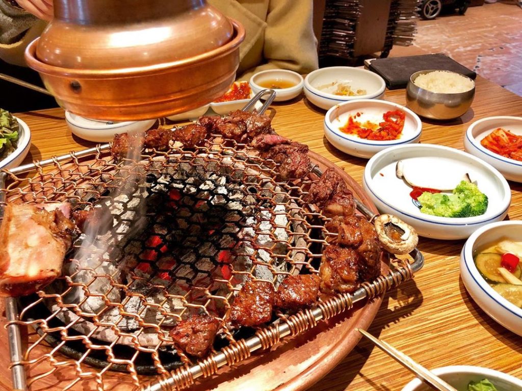 韓國首爾明洞必吃韓牛烤肉王妃家是明洞炭火烤肉店，無論是韓牛、豬五花，經專人在炭火上燒烤後外脆內嫰、肉香多汁