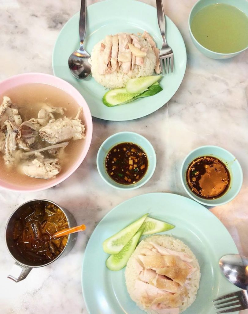 曼谷必吃紅大哥水門海南雞飯雞件嫩滑，附上鹹辣的獨家醬汁，還有附送的雞骨湯