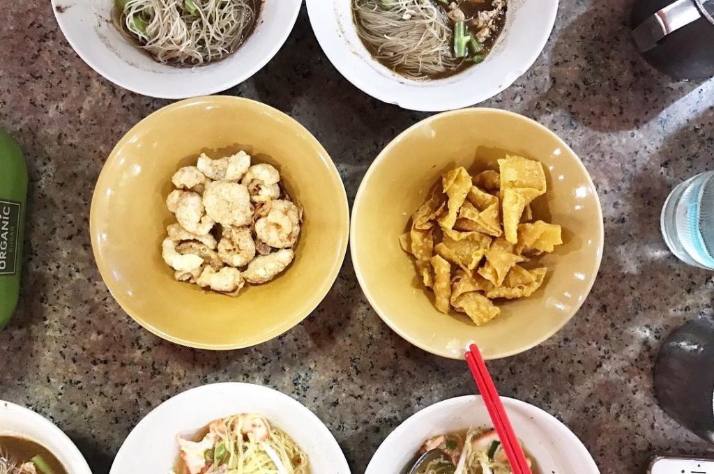 曼谷美食推介食勝利紀念碑船麵必吃Payak船麵，店家還提供乾麵、大碗的湯麵、炸豬皮等小食。