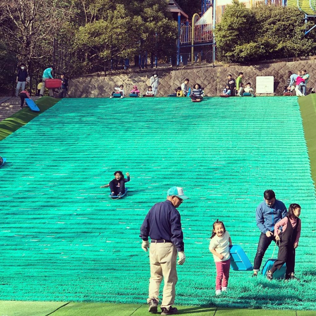 福岡親子景點「東平尾公園」設刺激滑草場，小朋友可以感受滑草的樂趣
