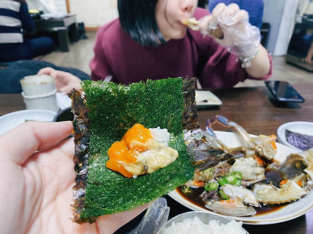 首爾必食真味食堂隨醬油蟹提供兩種海苔，空隙比較大的海苔口味會偏重且稍苦，搭配醬蟹及白飯一起吃別有一番風味