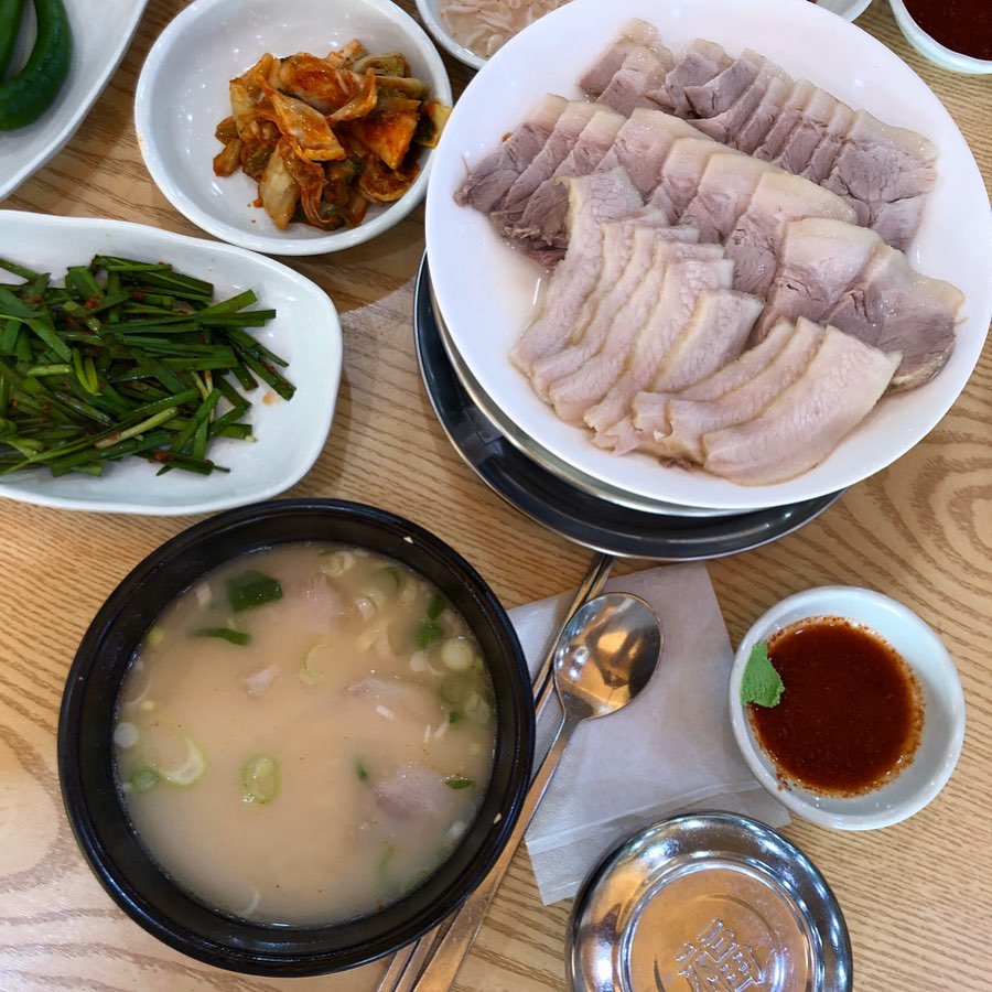 釜山韓食必吃推薦No.1的釜山豬肉湯飯店「雙胞胎豬肉湯飯」的水煮肉配以大骨熬製的湯飯，再加入蝦醬