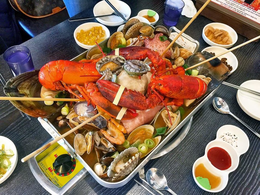 來到釜山必吃海鮮料理，推介「皇帝潛水艇」的豐盛蒸海鮮，特極皇帝蒸海鮮 包括龍蝦、 鮑魚、章魚、蝦子等
