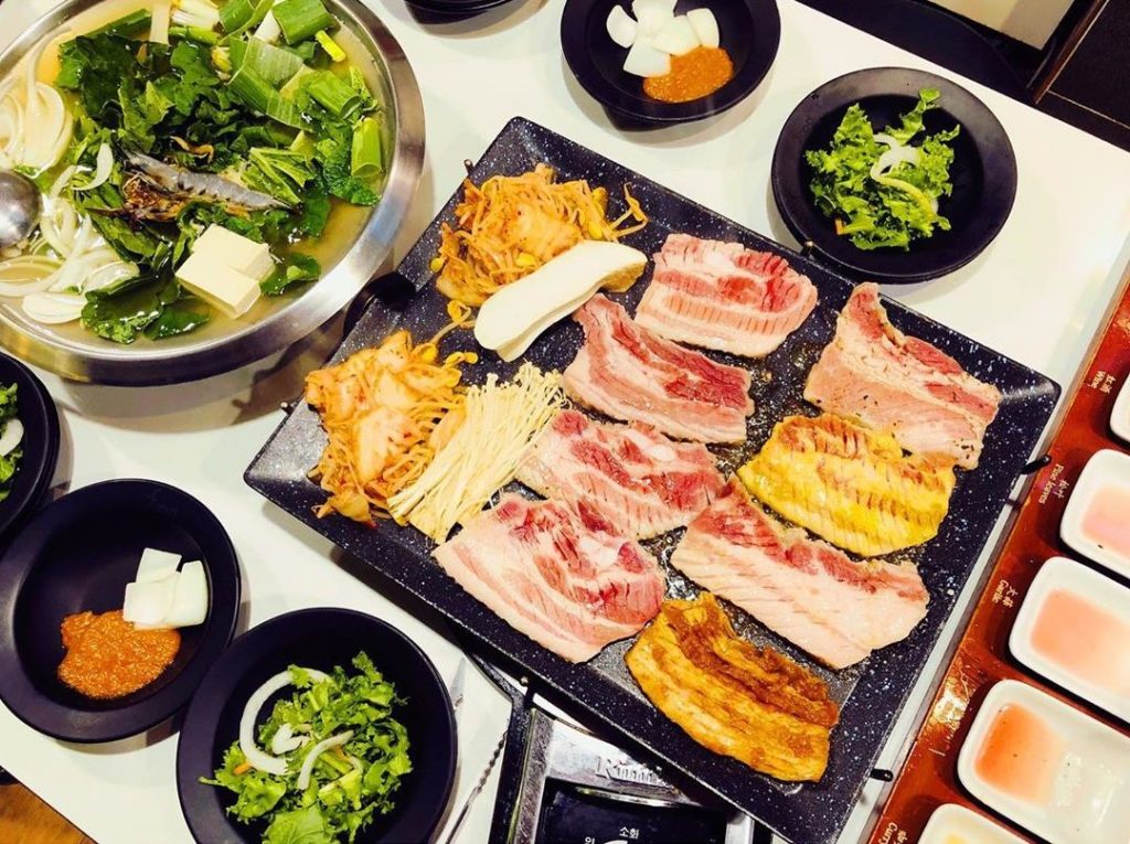 五花肉是韓國人烤肉的最愛，釜山必食餐廳「八色烤肉」可以一次品嚐八種口味的烤肉，店員還會從旁協助