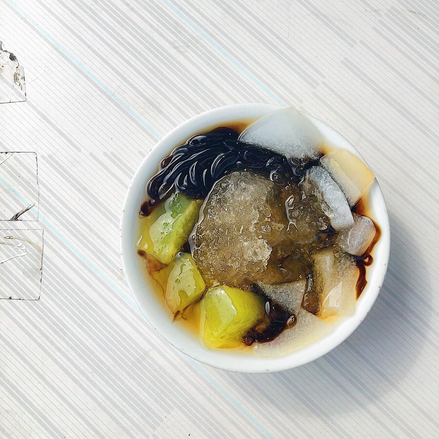 鹿港人氣景點附近的鹿港發記粉粿冰是50年的老店，簡單的粉粿與仙草加上清爽的糖水，又是一道擄獲人心的鹿港小鎮銅板美食