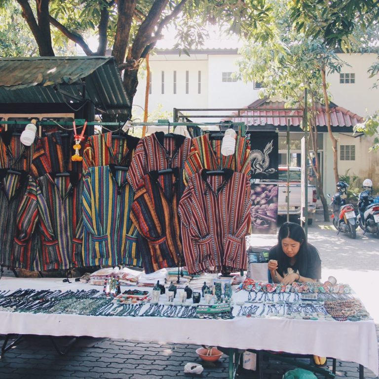 清邁夜市必食推介清邁週五夜市位於攀安寺販賣著許多手創商品，有許多泰國手創的文青商品小攤販值得你來發掘！