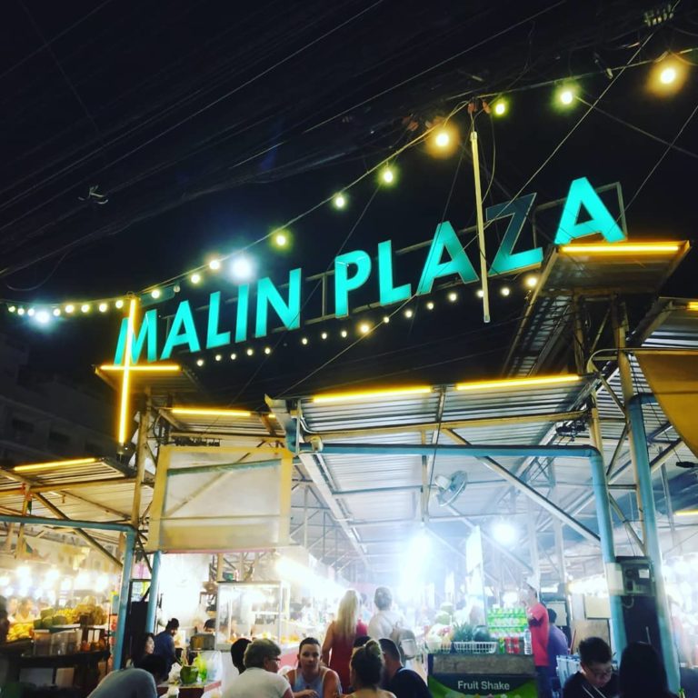 清邁夜市必食推介被稱清邁大學夜市的Malin Plaza，是地道的泰國夜市，當地大學生逛街、吃東西的平價好去處。