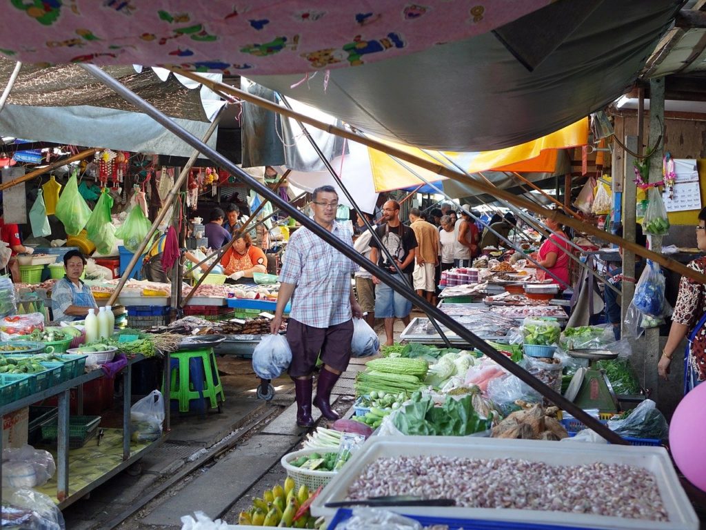 曼谷去華欣景點 曼谷去華欣中途景點 美功鐵道市場（Maeklong Railway Market ตลาดแม่กลอง）