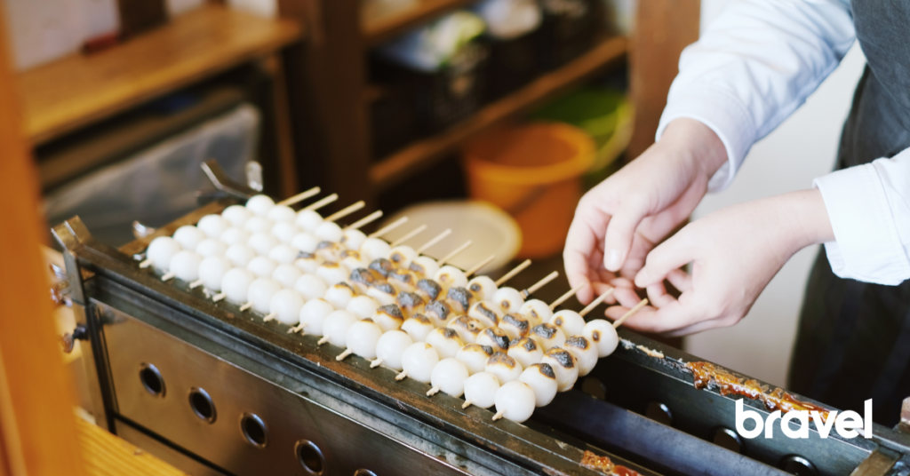 醬油烤糰子是日本經典小吃，口感軟熟不黏牙。