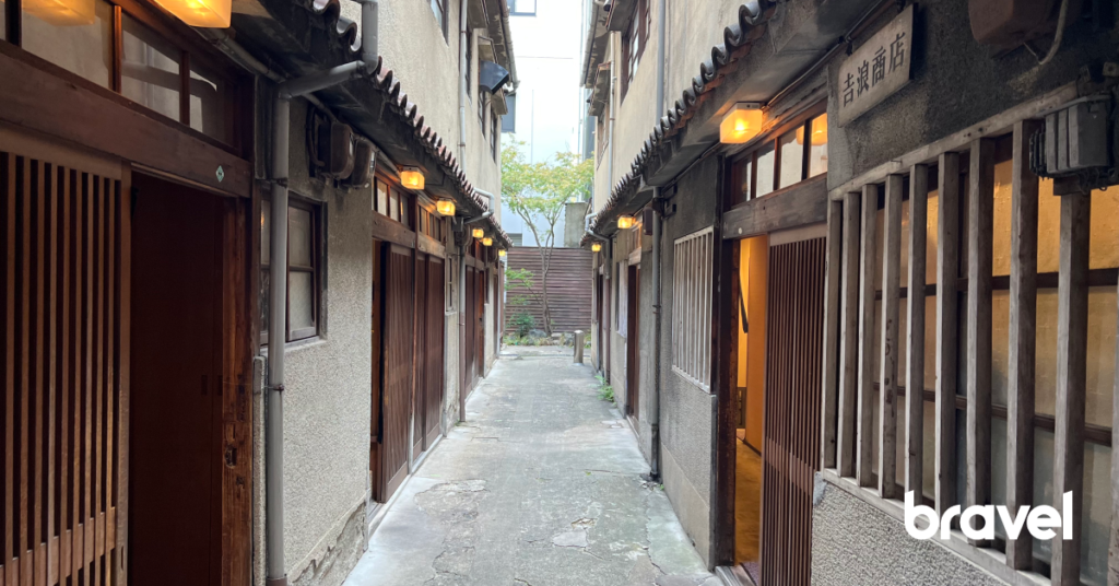 長屋的建築風格追溯至18世紀江戶時代，一座長形建築物分成多戶人家，現在則變成獨立用餐的空間。