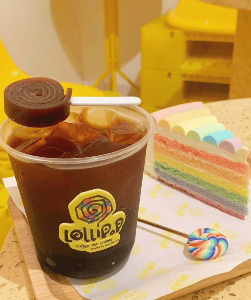 深圳必去咖啡館 - Lollipop Coffee其中一款產品以彩虹作概念製作